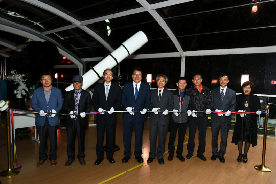 국내 유일의 9인치 굴절 태양관측 전용 망원경 제막식이 열린 12일 오후 제천시 봉양읍 별새꽃돌 과학관에서 이근규 제천시장과 망원경 기증자인 손경상 초대관장 등 관계자들이 기념촬영을 하고 있다.